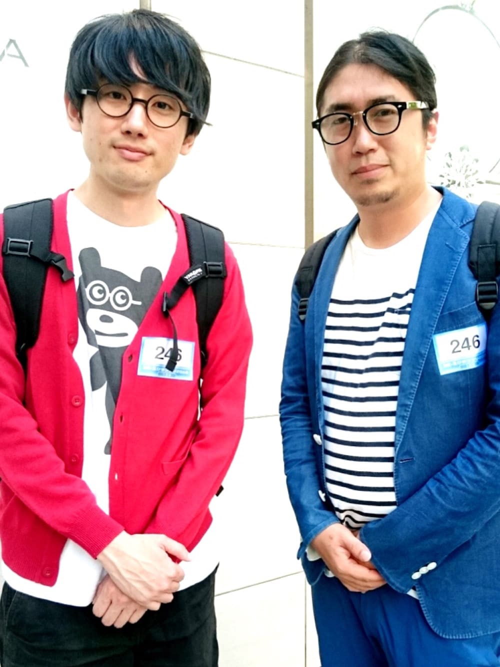 ホワイト系のTシャツ/カットソーを着用したメンズの冬コーディネートの1枚目の写真