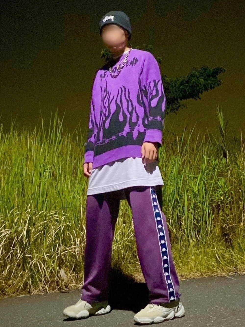 パープル系のニット/セーター、パープル系のシャツワンピース、パープル系のパンツを着用したメンズの夏コーディネートの1枚目の写真