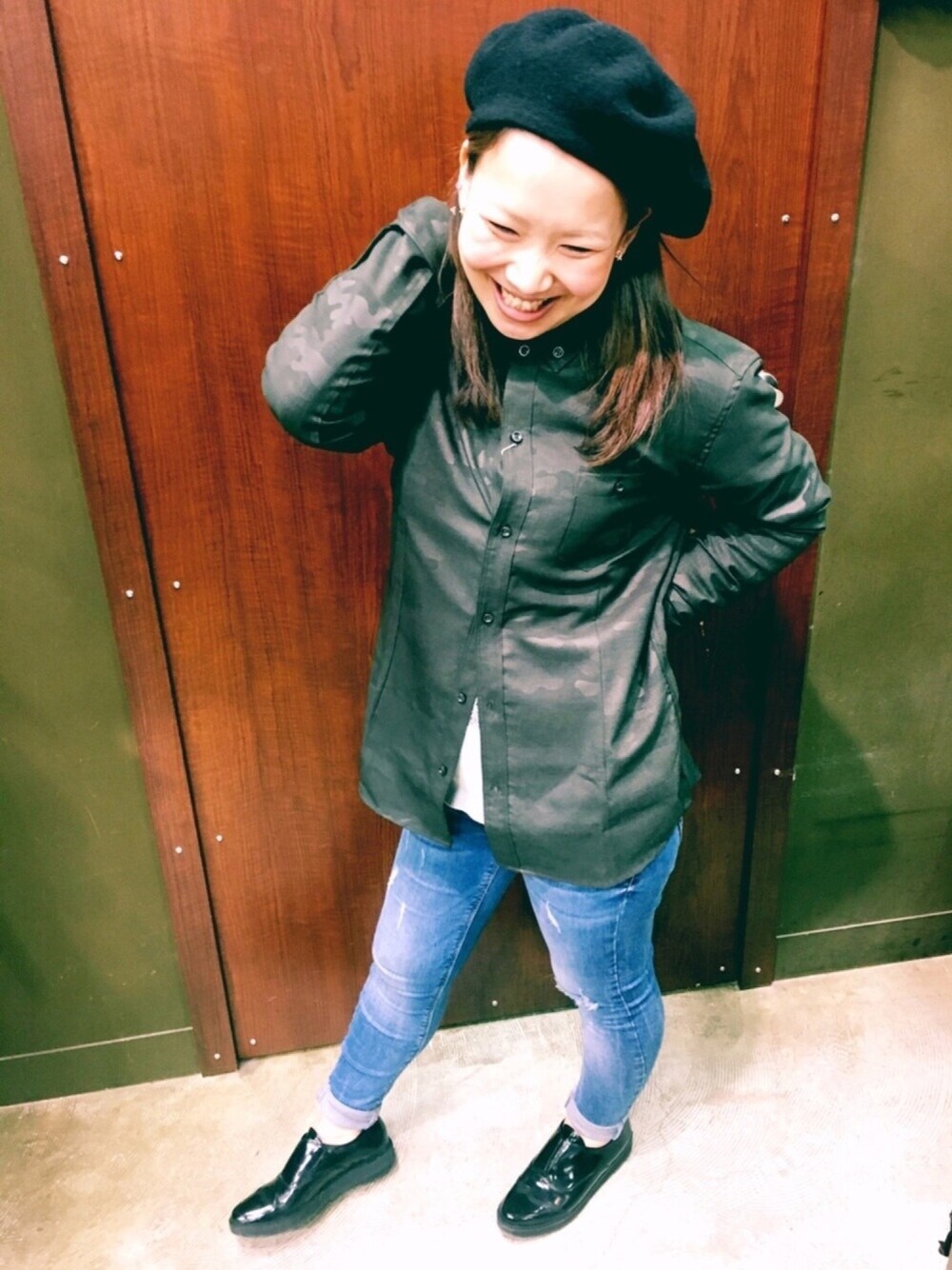 グリーン系のシャツ/ブラウス、ブルー系のデニムパンツ、ブラック系のブーツを着用したレディースの冬コーディネートの1枚目の写真