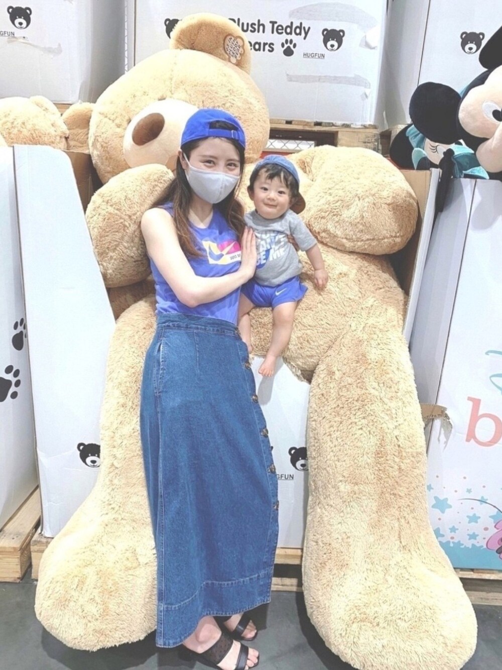 ブルー系のタンクトップ、ブルー系のデニムスカート、ブルー系のキャップを着用したキッズの夏コーディネートの1枚目の写真