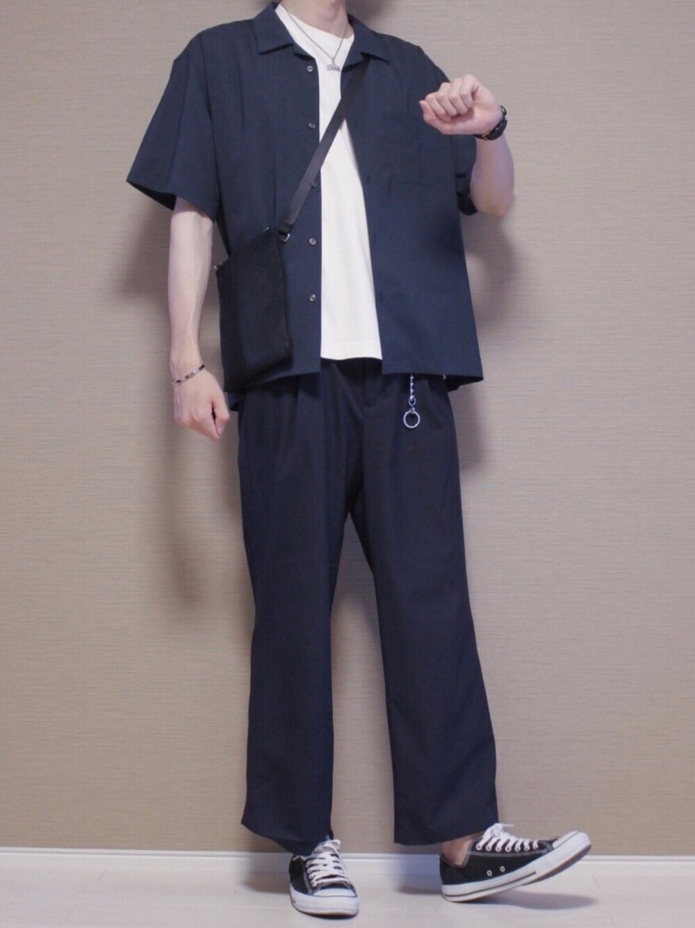 ブルー系のシャツ/ブラウス、ホワイト系のTシャツ/カットソー、ブルー系のスラックスを着用したメンズの夏コーディネートの1枚目の写真