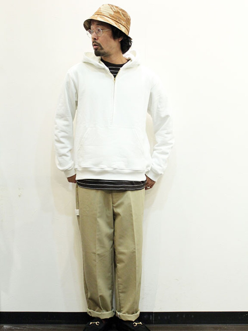 ホワイト系のパーカー、その他のTシャツ/カットソー、ベージュ系のチノパンツを着用したメンズの春コーディネートの1枚目の写真