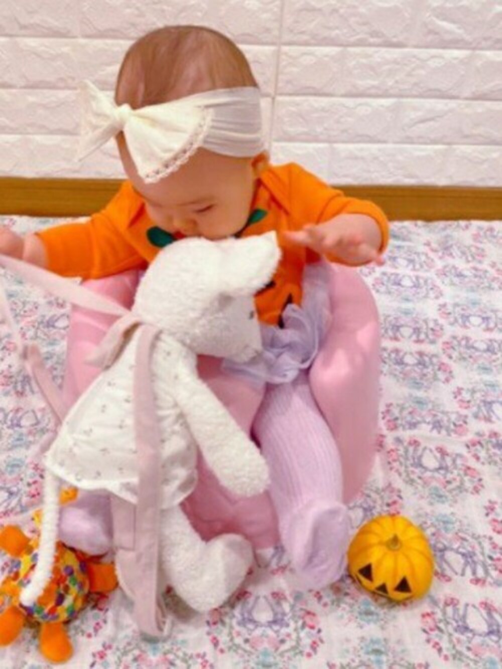 ピンク系のおくるみを着用したキッズの冬コーディネートの1枚目の写真