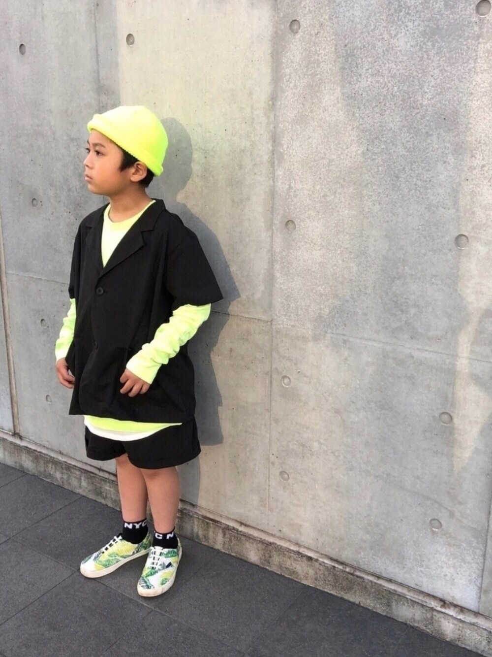 ブラック系のセットアップ、グリーン系のTシャツ/カットソー、その他のスニーカーを着用したキッズの春コーディネートの1枚目の写真