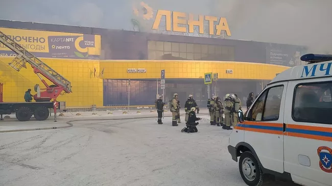 Тушение пожара в торговом центре Лента в Томске