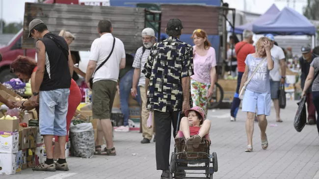 Люди на одной из улиц в Мариуполе