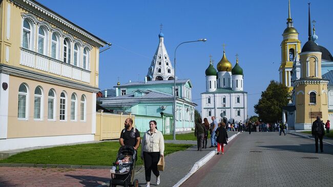 Люди на территории культурно-исторического комплекса Коломенский кремль в Коломне Люди на территории культурно-исторического комплекса Коломенский кремль в Коломне