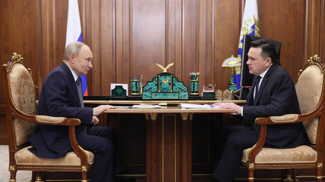 Президент России Владимир Путин и губернатор Московской области Андрей Воробьев во время встречи