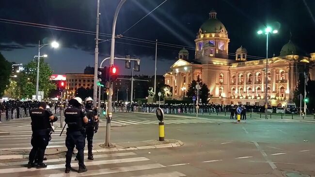 Полиция Сербии оттеснила протестующих от лагеря сторонников Вучича и парламента Полиция Сербии оттеснила протестующих от лагеря сторонников Вучича и парламента