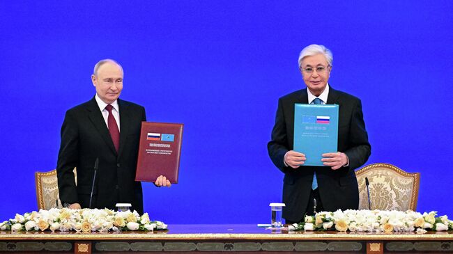 Президент России Владимир Путин и президент Казахстана Касым-Жомарт Токаев во Дворце независимости в Астане на церемонии подписания документов о сотрудничестве Президент России Владимир Путин и президент Казахстана Касым-Жомарт Токаев во Дворце независимости в Астане на церемонии подписания документов о сотрудничестве