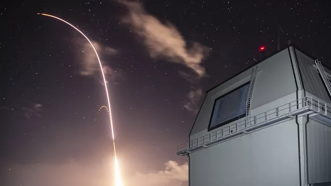 Запуск американской ракеты SM-3 Block IIA с комплекса Иджис Эшор на Гавайях