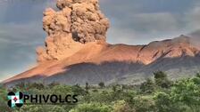 El volcán Kanlaon entra en erupción en Filipinas con una columna de ceniza de 4 kilómetros
