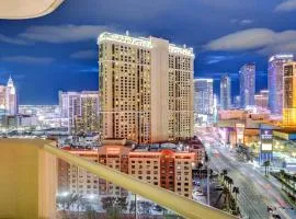 Lucky Gem Penthouse & Luxury Suites at Signature Resort, Balcony Strip View 2605