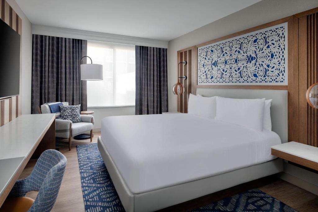 Austin Marriott South في أوستن: غرفة نوم مع سرير أبيض كبير ومكتب