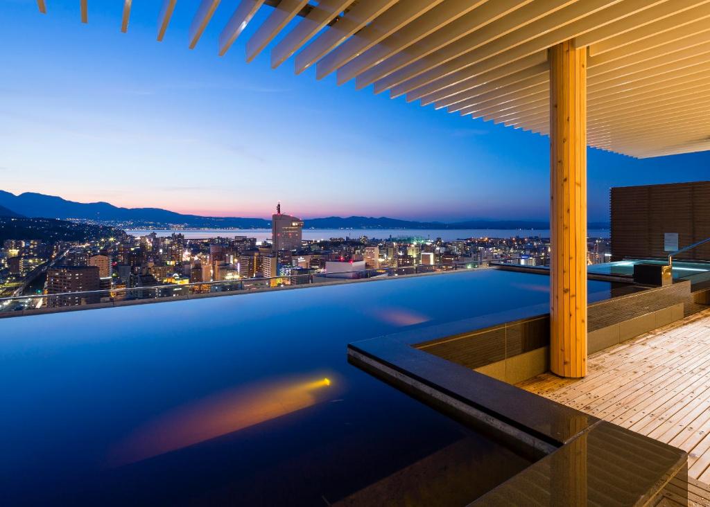 einen Blick auf die Stadt vom Dach eines Gebäudes in der Unterkunft JR Kyushu Hotel Blossom Oita in Ōita