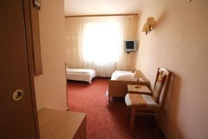 pokój hotelowy z sypialnią z oknem w obiekcie Iskra w Radomiu