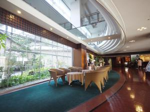 een eetkamer met tafels en stoelen in een gebouw bij Ark Hotel Kumamotojo Mae -ROUTE INN HOTELS- in Kumamoto