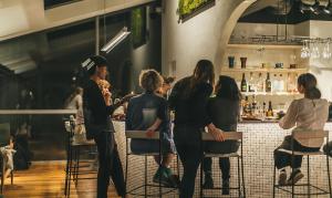 een groep mensen die aan een bar staan bij Imu Hotel Kyoto in Kyoto