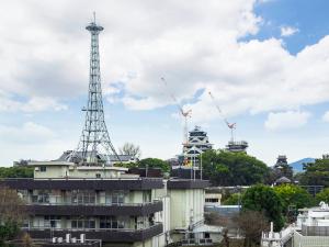 een toren bovenop een gebouw met kranen bij Ark Hotel Kumamotojo Mae -ROUTE INN HOTELS- in Kumamoto