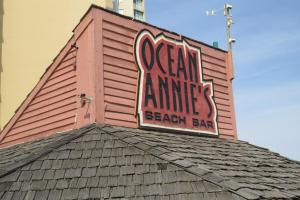 ein Schild auf dem Dach einer Strandbar in der Unterkunft Ocean Annie's Resorts in Myrtle Beach