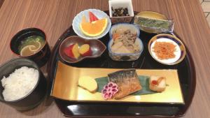 - un plateau de nourriture avec des sushis et du riz sur une table dans l'établissement S.Training Center Hotel Osaka, à Osaka