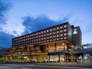 京都Hotel Emion Kyoto的建筑的侧面有标志