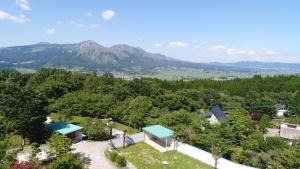 een luchtzicht op een tuin met bergen op de achtergrond bij Tsukitei in Minami Aso