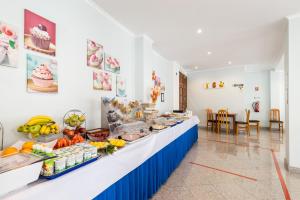 una linea a buffet in una stanza con frutta e verdura di Hotel Residencial Colibri a Costa da Caparica