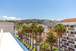 Vista ariale di una città con palme ed edifici di Hotel Residencial Colibri a Costa da Caparica