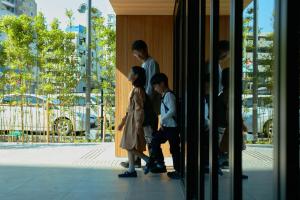 een groep mensen die buiten een gebouw staan bij fav KUMAMOTO in Kumamoto