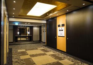 einen Flur eines Bürogebäudes mit einer Decke in der Unterkunft APA Hotel Kokura Ekimae in Kitakyūshū