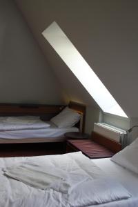 A bed or beds in a room at Szent Gellért Hostel Még 37 kép