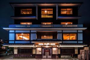 Um edifício alto com um sinal de mawi à frente. em Hotel Alza Kyoto em Quioto