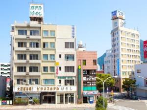 wysoki budynek w środku miasta w obiekcie Hotel Hayashi - Vacation STAY 49805v w mieście Beppu