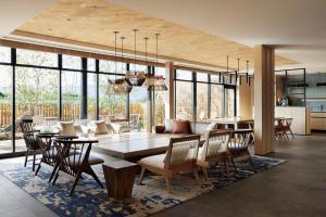 - une salle à manger et un salon avec une table et des chaises dans l'établissement Fairfield by Marriott Fukuoka Ukiha, à Ukiha