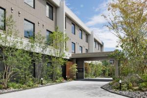 - une vue extérieure sur un bâtiment avec une allée dans l'établissement Fairfield by Marriott Fukuoka Ukiha, à Ukiha