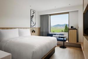 une chambre d'hôtel avec un lit et une fenêtre dans l'établissement Fairfield by Marriott Fukuoka Ukiha, à Ukiha