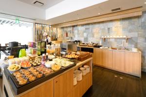 ein Buffet in einem Restaurant mit Speisen in der Unterkunft Hotel Forza Oita in Ōita