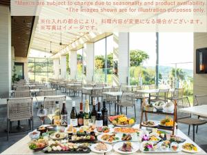 einen Tisch mit Lebensmitteln und Weinflaschen in der Unterkunft Beppu SUGINOI HOTEL in Beppu