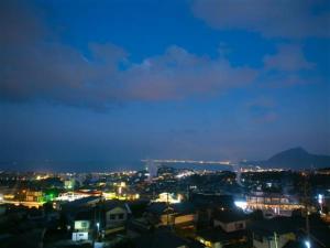 Blick auf die Stadt in der Nacht mit Lichtern in der Unterkunft 〜Ｇｒａｎｄｐｉａ Ｒｅｓｏｒｔ ＯＵＧＩＹＡＭＡ〜 - Vacation STAY 51002v in Beppu