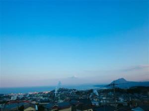 einen Blick auf eine Stadt mit dem Meer im Hintergrund in der Unterkunft 〜Ｇｒａｎｄｐｉａ Ｒｅｓｏｒｔ ＯＵＧＩＹＡＭＡ〜 - Vacation STAY 51002v in Beppu