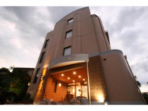 ein hohes weißes Gebäude mit Lichtern drauf in der Unterkunft 〜Ｇｒａｎｄｐｉａ Ｒｅｓｏｒｔ ＯＵＧＩＹＡＭＡ〜 - Vacation STAY 51002v in Beppu