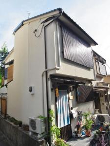 Gedung tempat guest house berlokasi