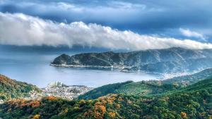 uitzicht op een stad en een waterlichaam bij 望洋閣 in Atami