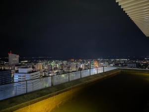 Blick auf die Stadt in der Nacht von einem Gebäude in der Unterkunft JR Kyushu Hotel Blossom Oita in Ōita