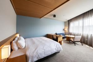 Tempat tidur dalam kamar di HOTEL AO Kanazawa