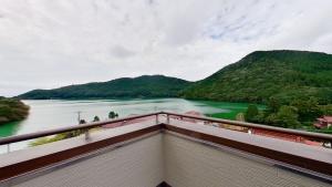 een balkon met uitzicht op een rivier bij H,U,B Unzen - Vacation STAY 01672v in Unzen