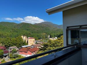 een balkon met uitzicht op een stad en de bergen bij H,U,B Unzen - Vacation STAY 01672v in Unzen