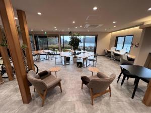 een wachtkamer met tafels, stoelen en ramen bij H,U,B Unzen - Vacation STAY 01672v in Unzen