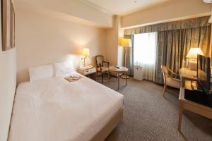 Giường trong phòng chung tại Kobe Seishin Oriental Hotel